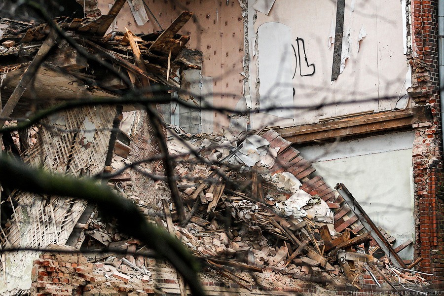 Экскаватором по Гёте: как сносят довоенное здание на Томской (фото, видео)