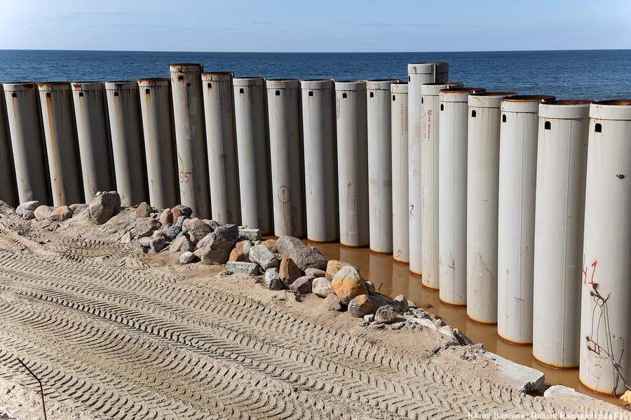 С видом на море и стройку: как выглядит пляж в Светлогорске этим летом