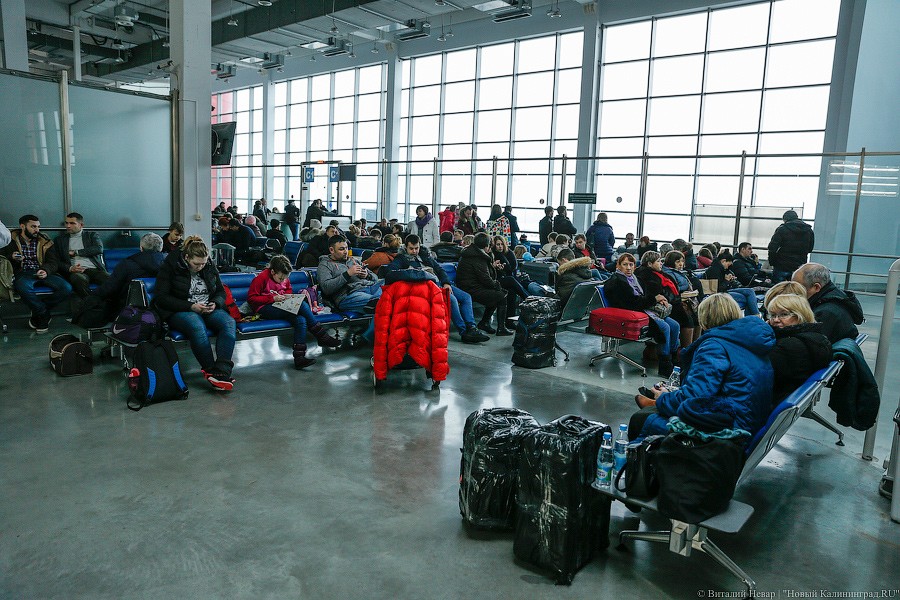 Аэропорт «Храброво» приступил к работе, задержаны 17 рейсов