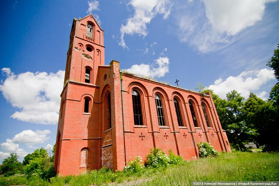 Осколки и ласточки: частично восстановленная кирха в Большой Поляне заброшена РПЦ