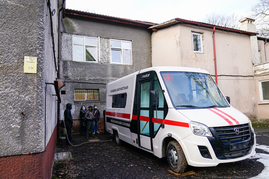 Крутые лестницы и рентген на улице: как живет выселенная с ул. Расковой поликлиника