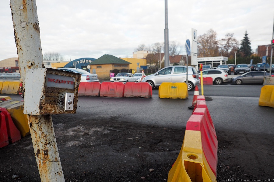 Наполовину открыто: путепровод на Московском начал пропускать автотраснпорт