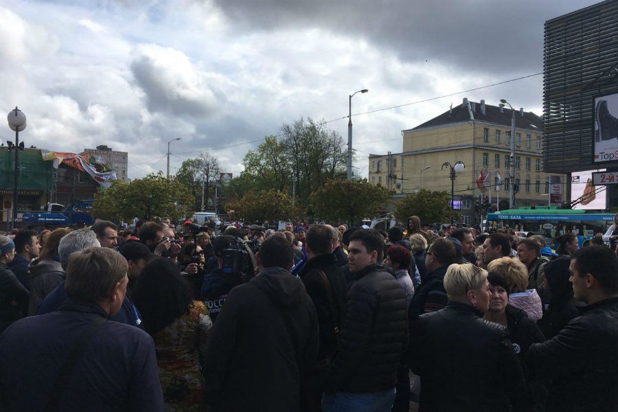 Протестующие торговцы рынка вышли на площадь перед «Эпицентром» (фото)
