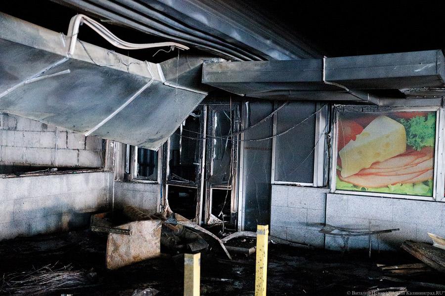 Цветы, гарь и копоть: пепелище пожара в торговом центре Калининграда (фото)