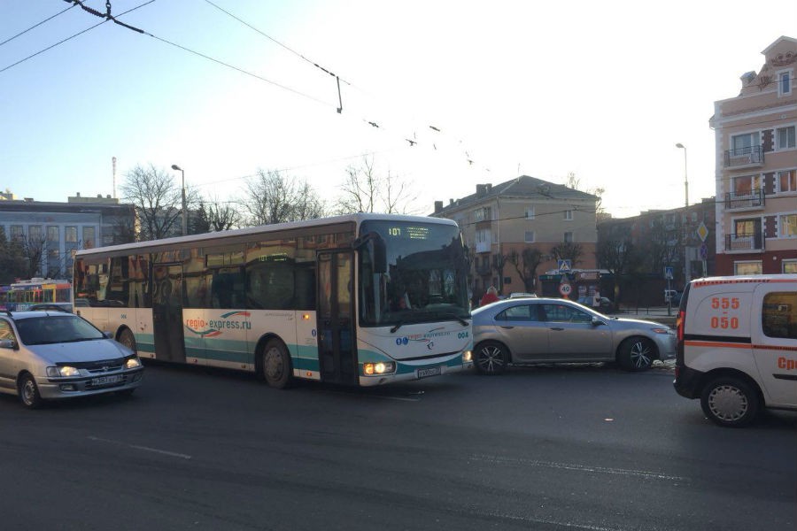 На Ленинском проспекте столкнулись авто и рейсовый автобус, собирается пробка (фото)
