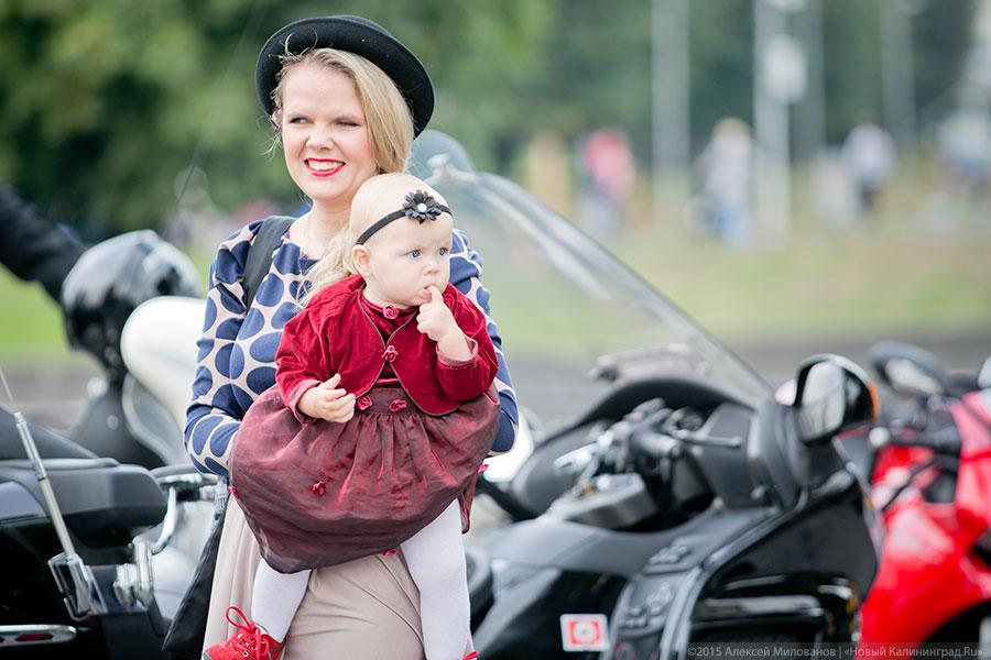 «Джентльмены с моторами»: байкеры в Калининграде сменили косухи на костюмы