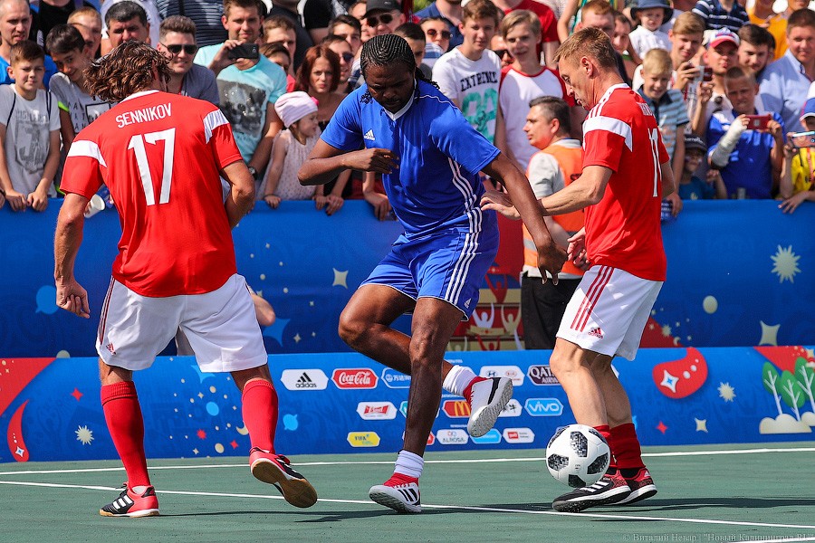 Праздник очередей и футбола: чем запомнился матч легенд ФИФА в Калининграде