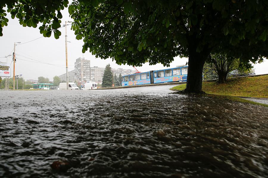 В Калининграде из-за дождя образовались пробки, на улицах случился потоп (фото)