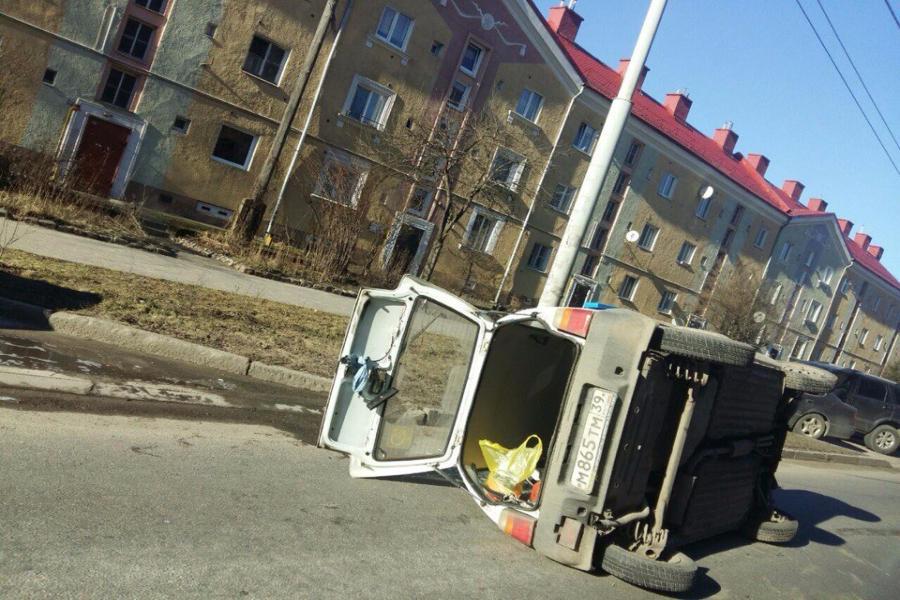 В Калининграде на дороге перевернулась «Ока» (фото)