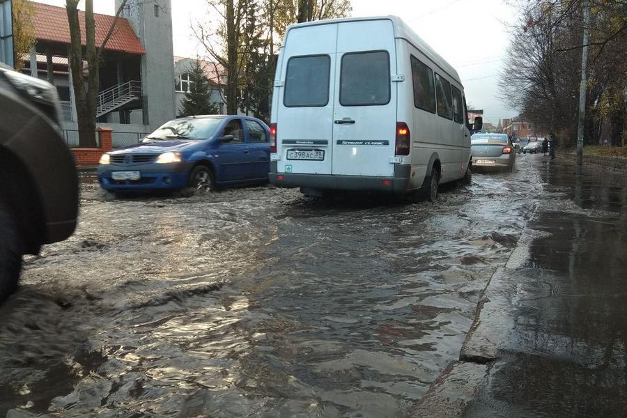В мэрии Калининграда озвучили причину затопления дороги на ул. Нарвской