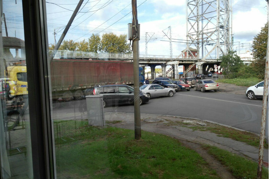 На двухъярусном мосту столкнулись фура и легковое авто (фото)