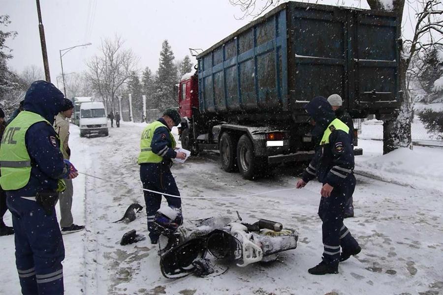 В Калининграде скутер с пьяными водителем и пассажиром врезался в грузовик (+фото)