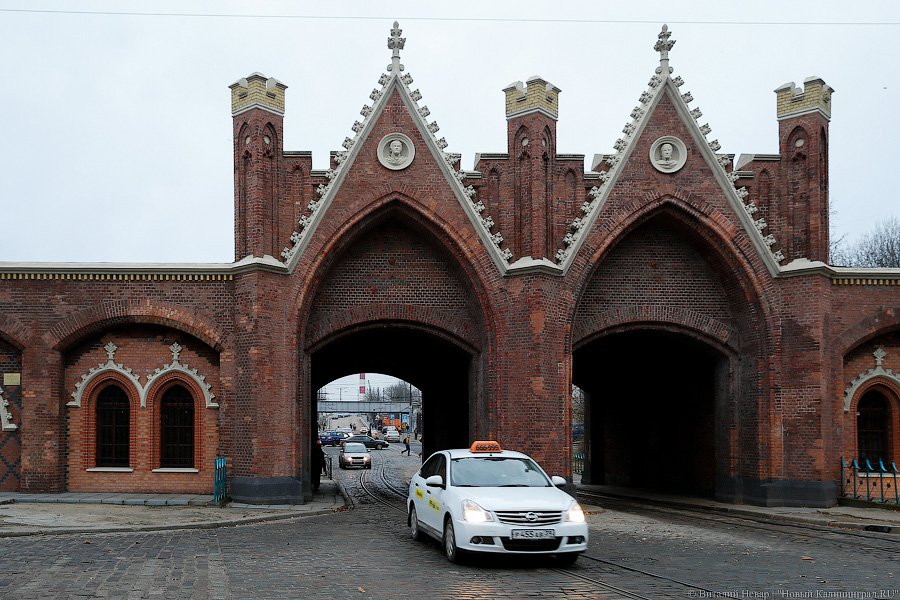 Двухполосный и антипешеходный: после ремонта открылся мост на Суворова (фото)