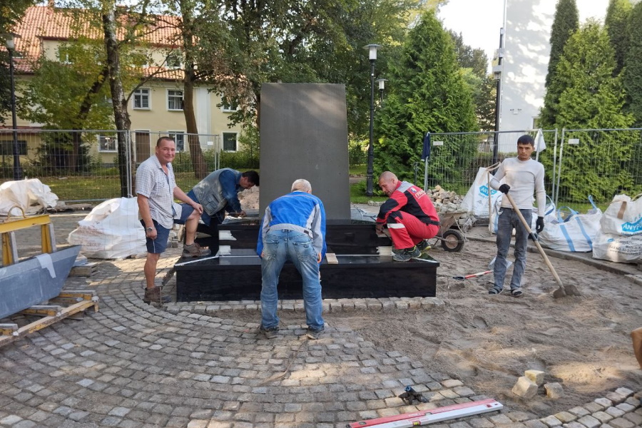 В Калининграде устанавливают пьедестал под памятник генерал-губернатору Михаилу Муравьёву (фото)