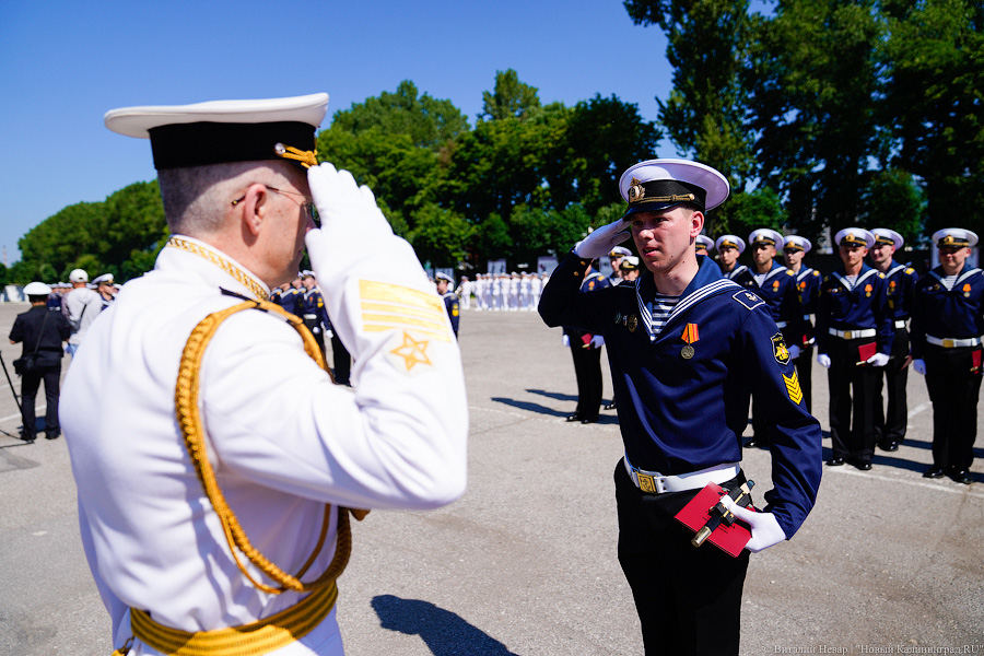 Под солнцем на плацу: как в Калининграде выпустили новых офицеров ВМФ (фото)