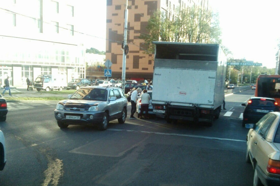 На Горького столкнулись легковое авто и грузовик (фото)