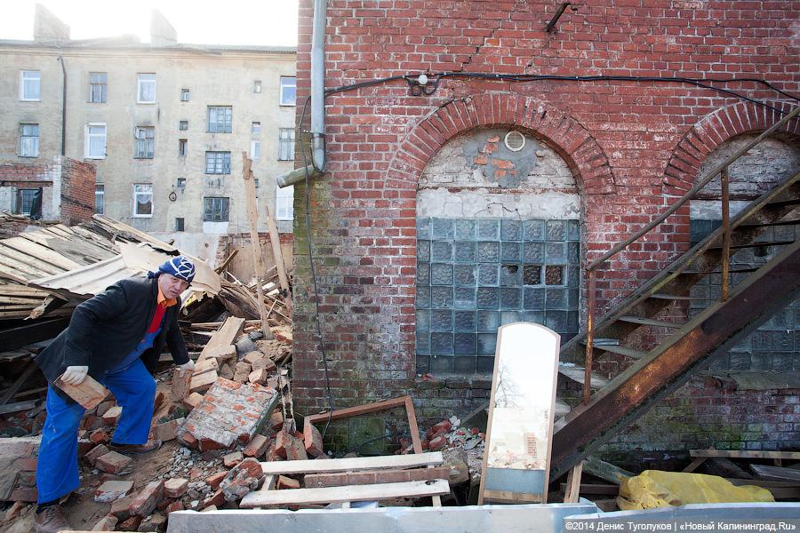 Из стекла и бетона: в Советске вековое здание сносят для строительства торгового комплекса