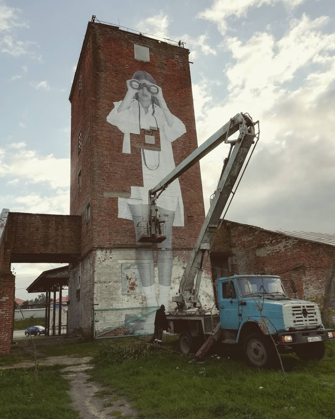 В Советске отклеился новый стрит-арт с девушкой с биноклем. Его обещают вернуть на место