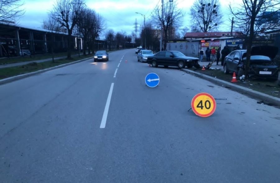 В Калининграде на улице Портовой лоб в лоб в столкнулись автомобили (фото)
