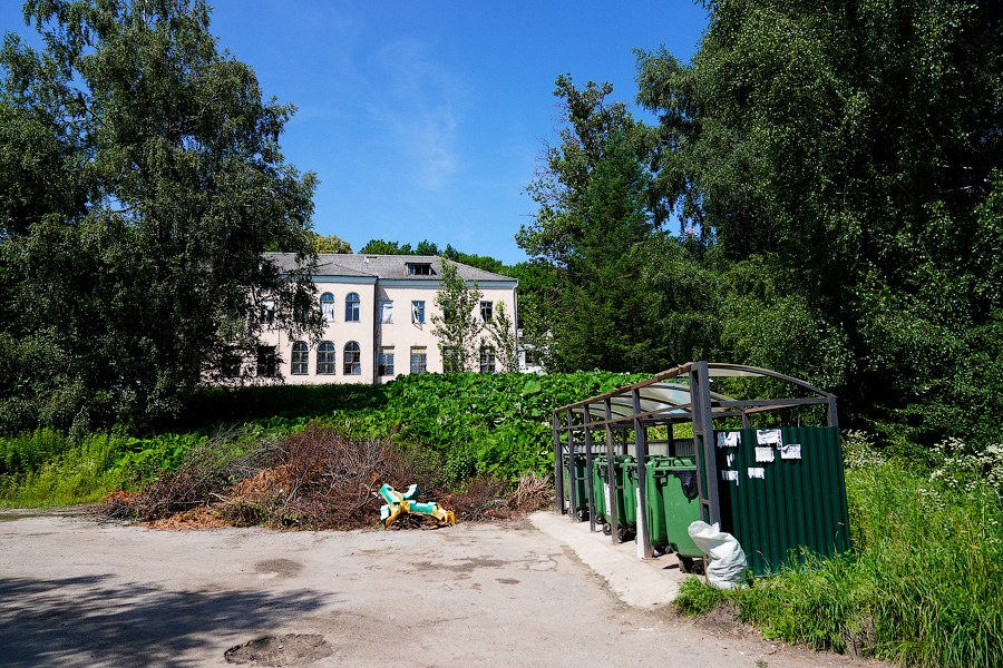 Усадьба разбитых окон: как выглядит Командный пункт 43-й армии перед реконструкцией (фото)