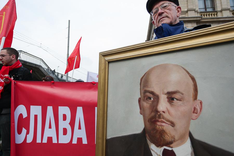 Цветы для Ленина: в Калининграде отметили годовщину Октябрьской революции