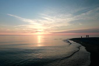 На берегу Балтийского моря обнаружены сгустки вещества, похожего на парафин