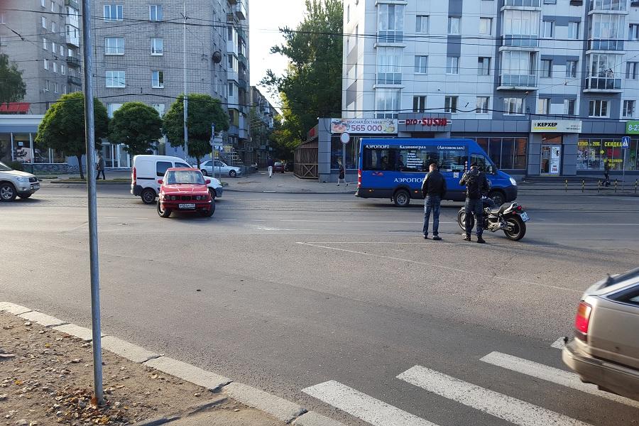 На ул. Черняховского столкнулись «БМВ» и мотоцикл, движение затруднено (фото)