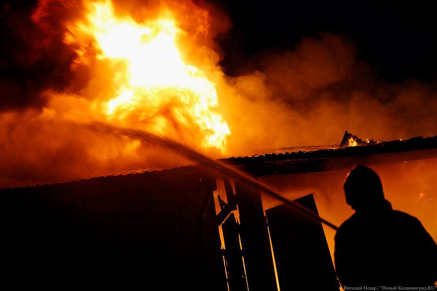 В Черняховске загорелся двухэтажный сарай, в котором хранились газовые баллоны