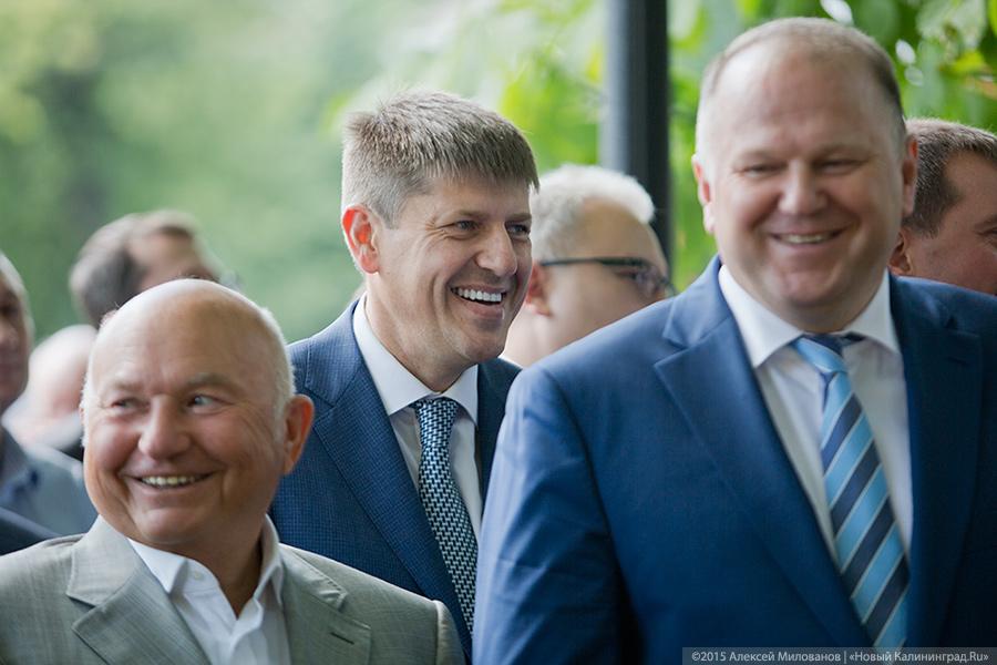 На фоне недостроя: как в Калининграде энергетики сквер открыли (фото)