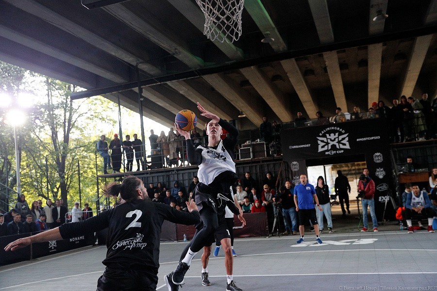 Слэмданк под мостом: в Калининграде прошел статусный турнир по стритболу (фото)