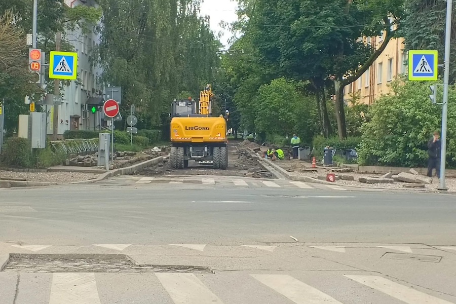 Очевидец: после заявлений губернатора о ямах на Коммунальной убирают брусчатку (фото)