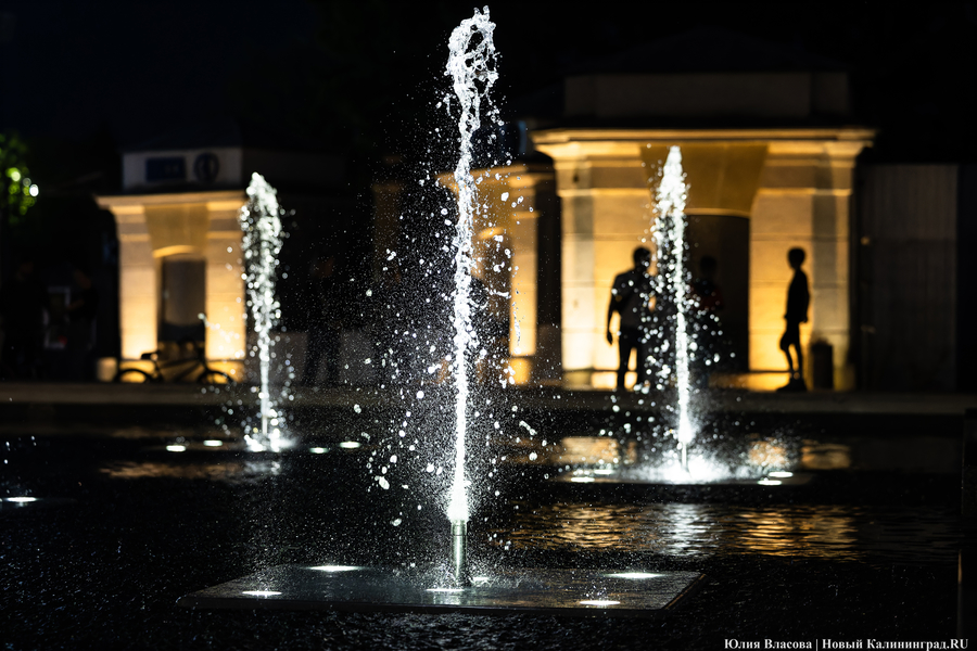 Брызги под музыку: как выглядит подсветка нового фонтана у стадиона «Балтика»