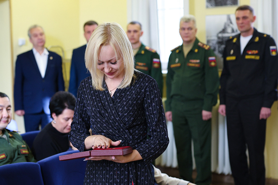 Был учителем, осталось трое детей: вдове контрактника из Гусева вручили золотую звезду (фото)