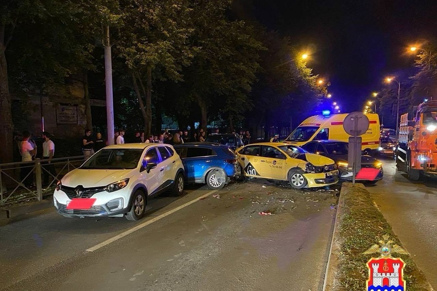 5 машин, 2 пролета ограждения, столб: полиция уточнила подробности массового ДТП на Невского