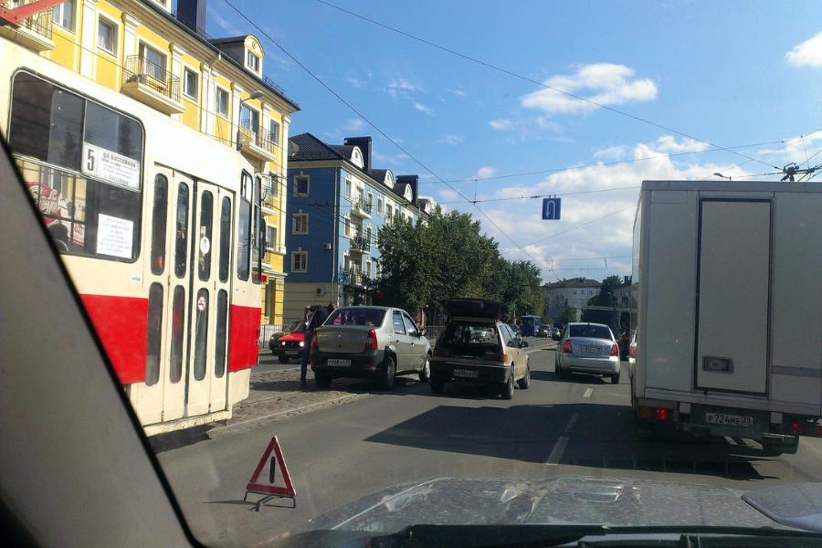 На Ленинском проспекте затруднено движение транспорта из-за ДТП (фото)