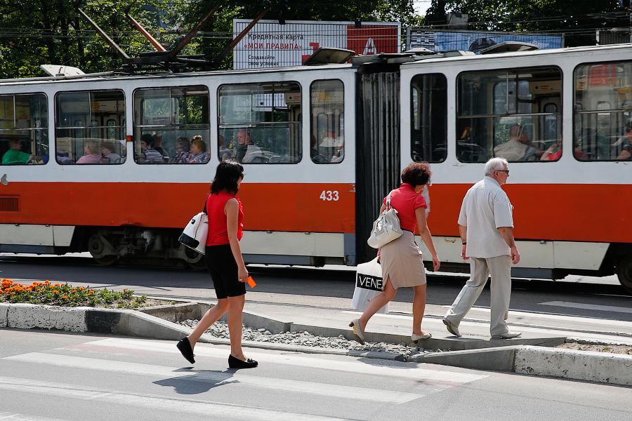 На площади Победы по поручению Ярошука выкапывают бордюры (фото)