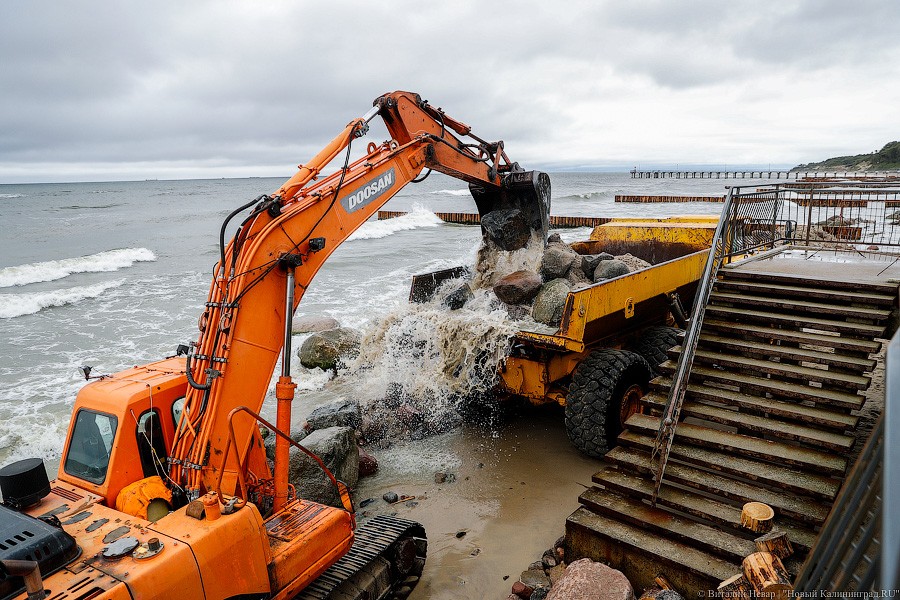 Время собирать камни: как восстанавливают берег у резиденции в Пионерском (фото)