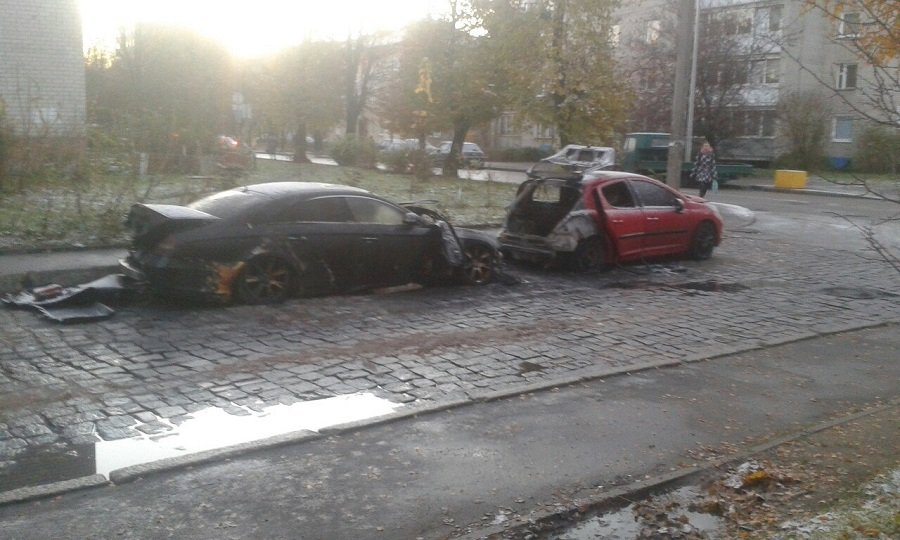 На улице Чекистов в Калининграде ночью сгорело два автомобиля (фото)