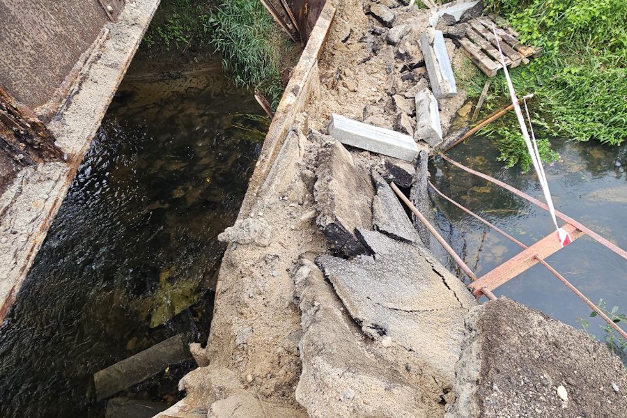 Прокуратура проводит проверку по факту частичного обрушения моста в Калинино