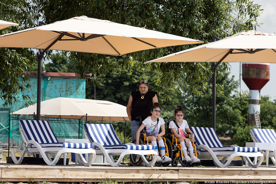 С учетом потребностей: в Прибрежном обустроили пляж для инвалидов-колясочников