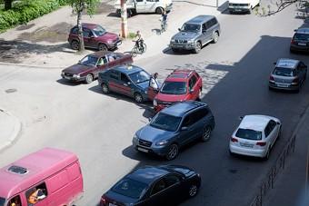 На ул. Озерова в Калининграде столкнулись такси и внедорожник