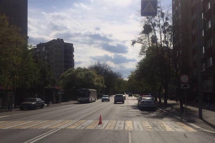 На Киевской водитель «Фольксвагена» сбил женщину и скрылся (фото)