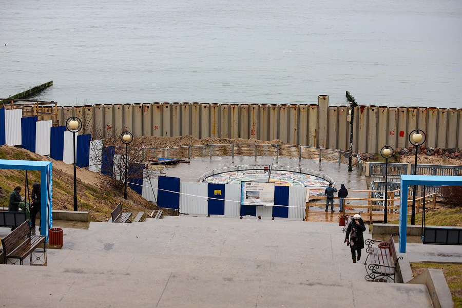 Вода, сваи, буны: что происходит в Светлогорске, где реконструируют старый променад (фото)