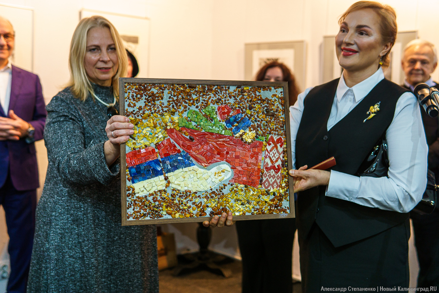 Графика, янтарь и арт: в Музее искусств открылась выставка «Магнетизм Гофмана» (фото)