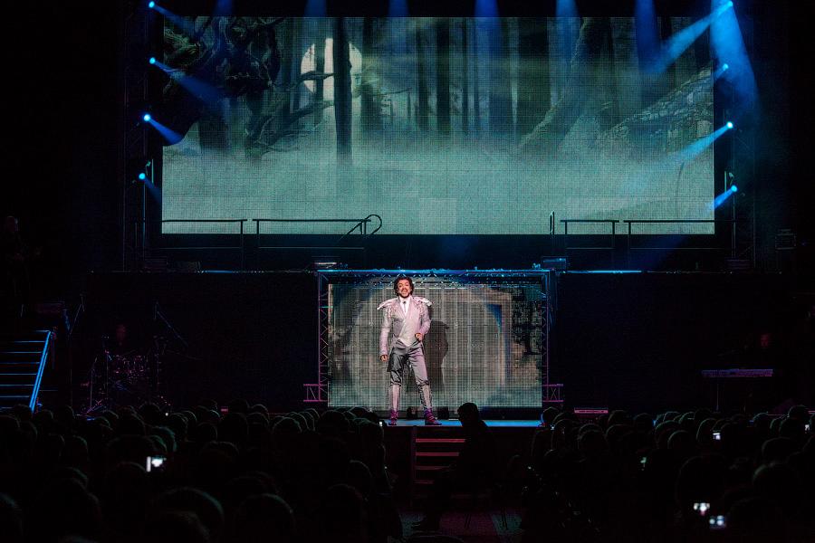 «И тут я, весь в белом»: фоторепортаж с концерта Филиппа Киркорова