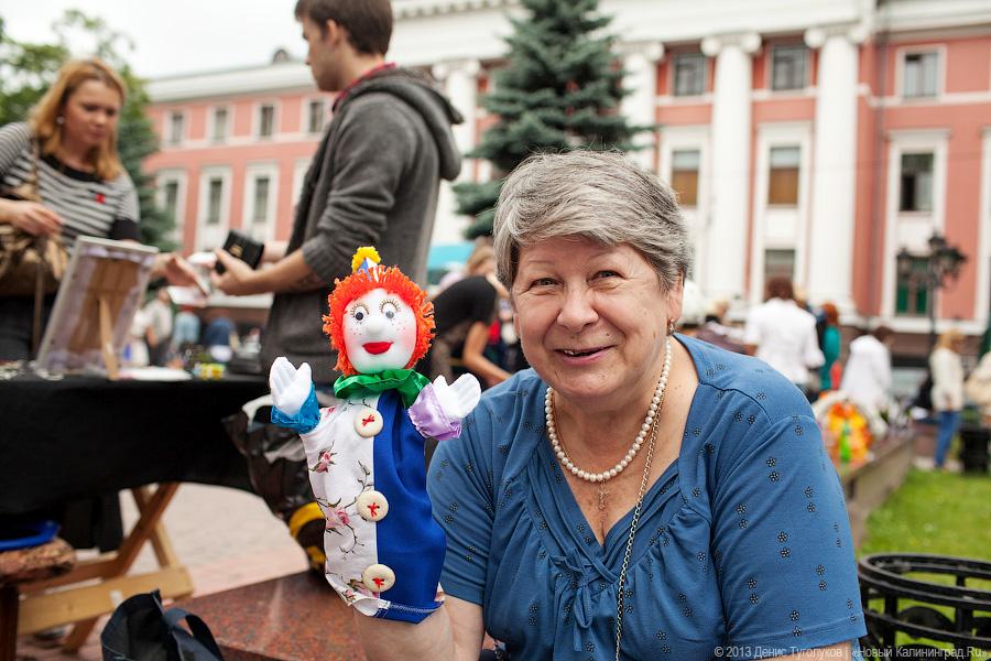 Конь в пальто и вязаный Пеле: фоторепортаж с арт-маркета на проспекте Мира
