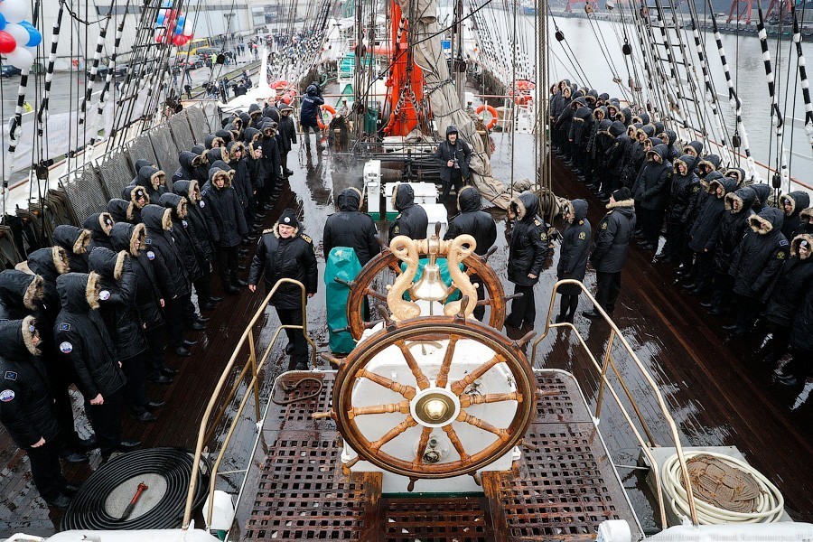 Ураган в паруса: «Крузенштерн» и «Седов» проводили в кругосветное плавание (фото)