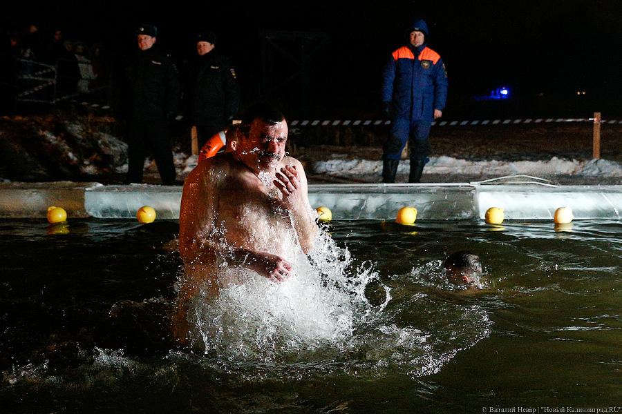 В иордань!: как проходили крещенские купания в Калининграде (фото)