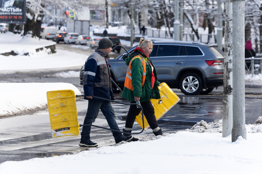 Зима не сдаётся: как выглядят улицы Калининграда после «снежного удара» (фото)