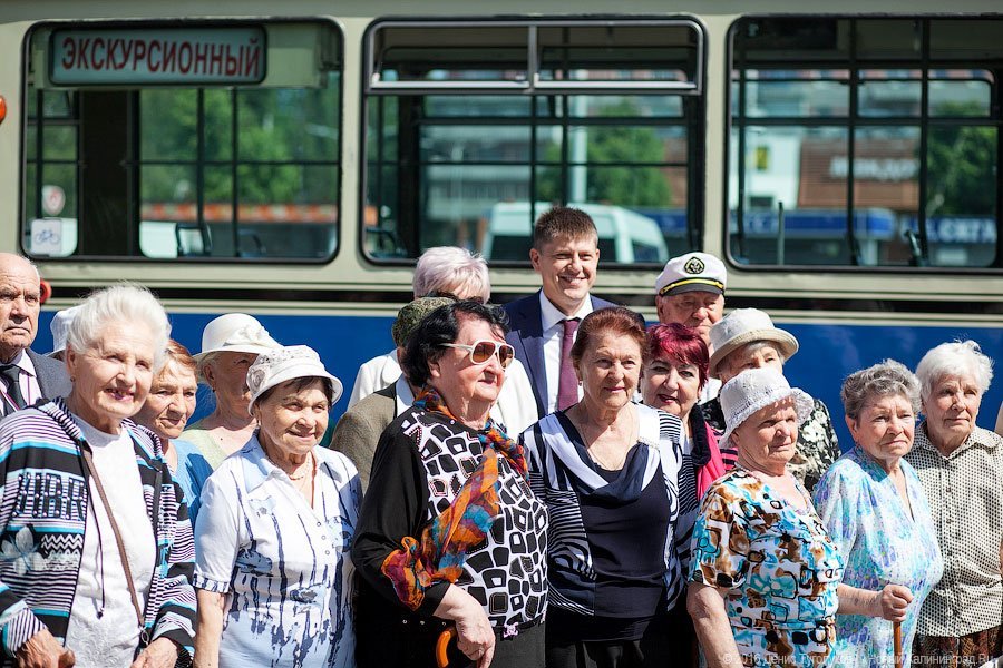 Почти ровесники: в Калининграде прошла трамвайная экскурсия для ветеранов
